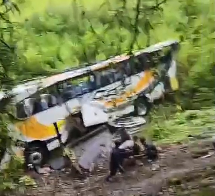 Tragis! Bus Angkut Anak Sekolah Minggu Jatuh ke Jurang di Toba