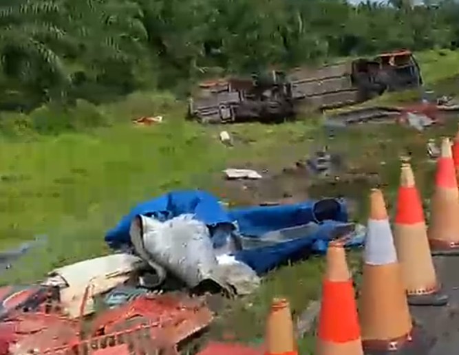 Kecelakaan Maut di Tol JMKT: Bus Scania Tabrak L300, 4 Tewas dan Belasan Penumpang Luka ‎