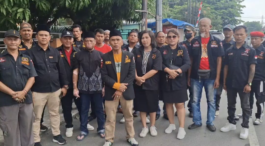 Tebar Kepedulian di Jumat Berkah, DPC GRIB Jaya Medan Bersama PAC GRIB Jaya Medan Petisah Bagikan 500 Nasi Kotak kepada Masyarakat