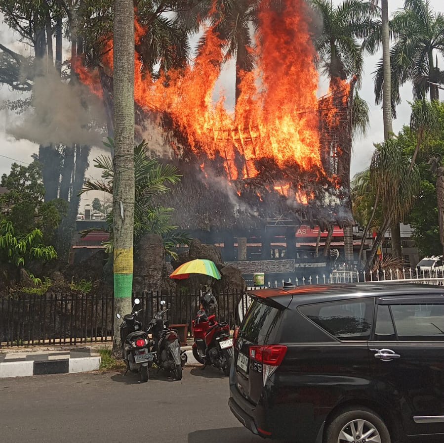 Kebakaran Hanguskan Bagian Ornamen Rumah di Dekat Tugu Sisingamangaraja