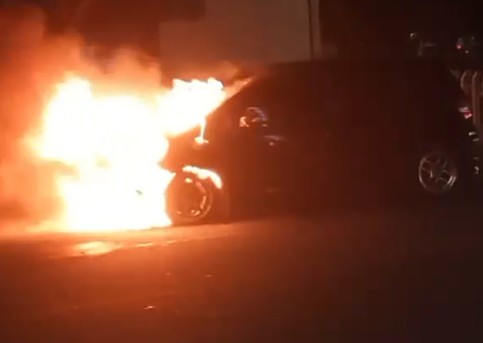 ‎Mobil Honda Jazz Terbakar di Depan Mal Podomoro Medan, Sempat Terdengar Dua Kali Ledakan
