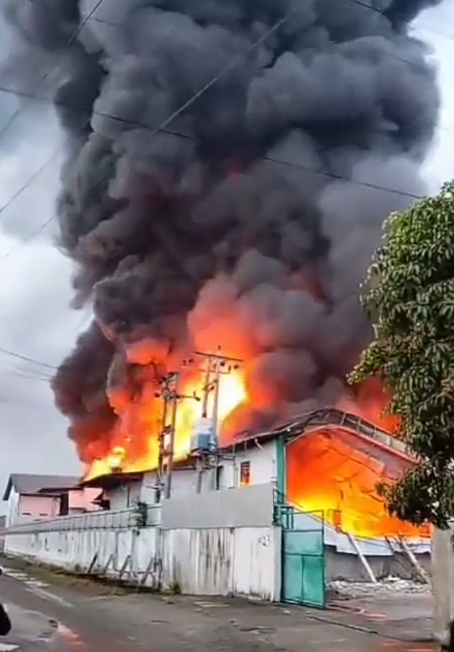 Kobaran Api Hanguskan Gudang Pabrik Sepatu Yumeida, Ratusan Warga Padati Lokasi ‎
