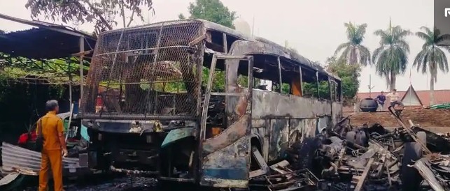 Percikan Las Diduga Picu Kebakaran Bengkel Mobil di Medan Selayang, Satu Bus Hangus