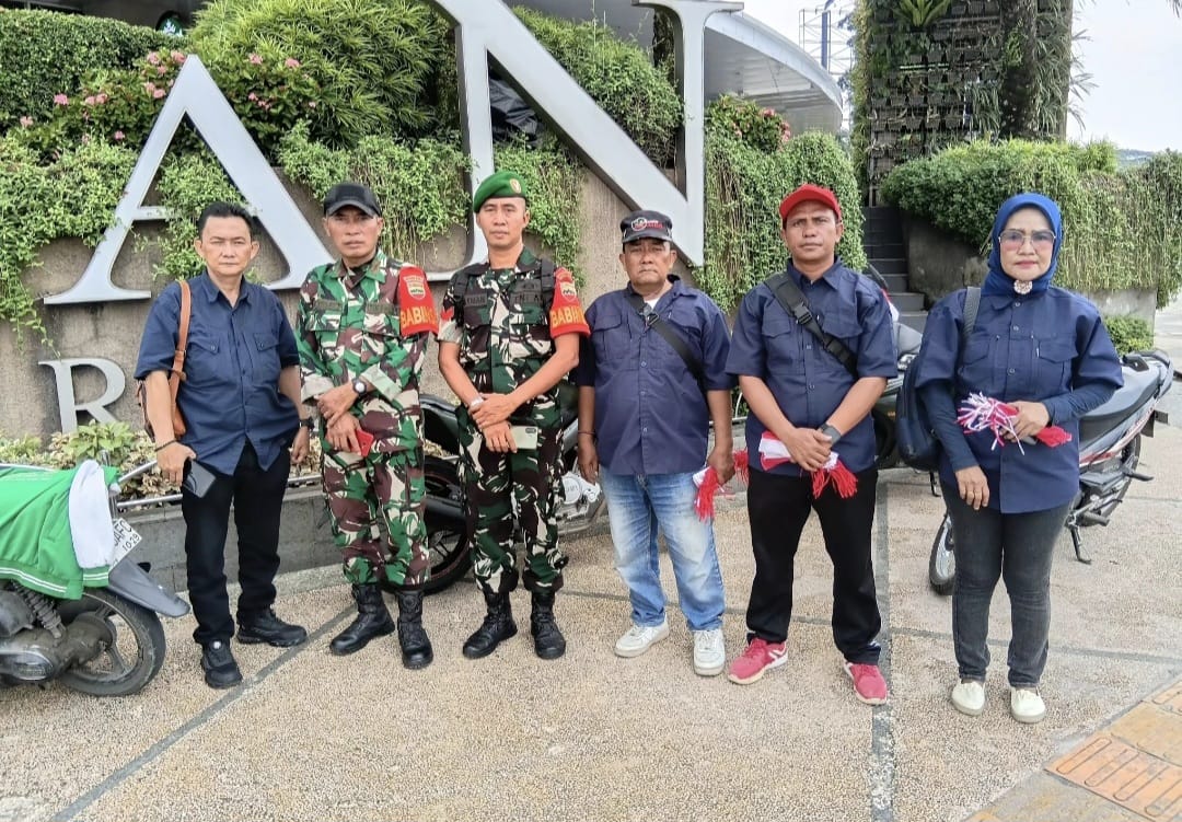 Bersama Babinsa, AJMI dan PW Pemuda Muslim Sumut Bagikan 1945 Bendera Merah Putih, Gelorakan Semangat HUT ke-81 RI