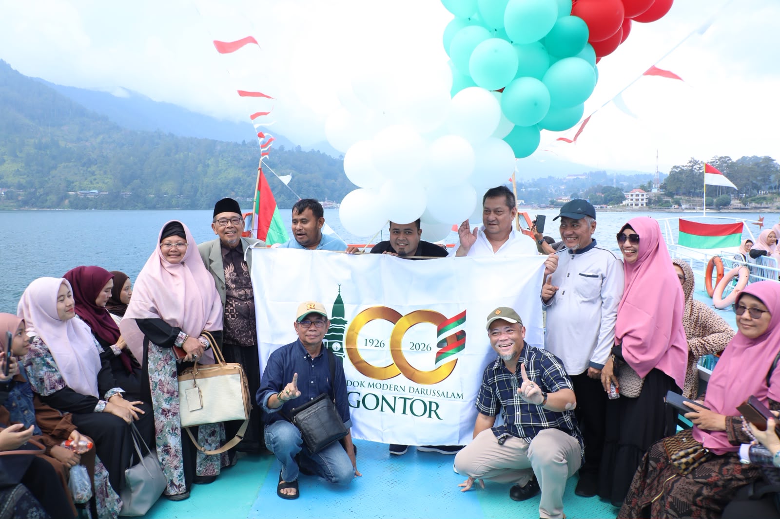 100 Tahun Gontor, Ratusan Alumni se-Sumut Bentangkan Bendera dan Lepas 100 Balon di Danau Toba
