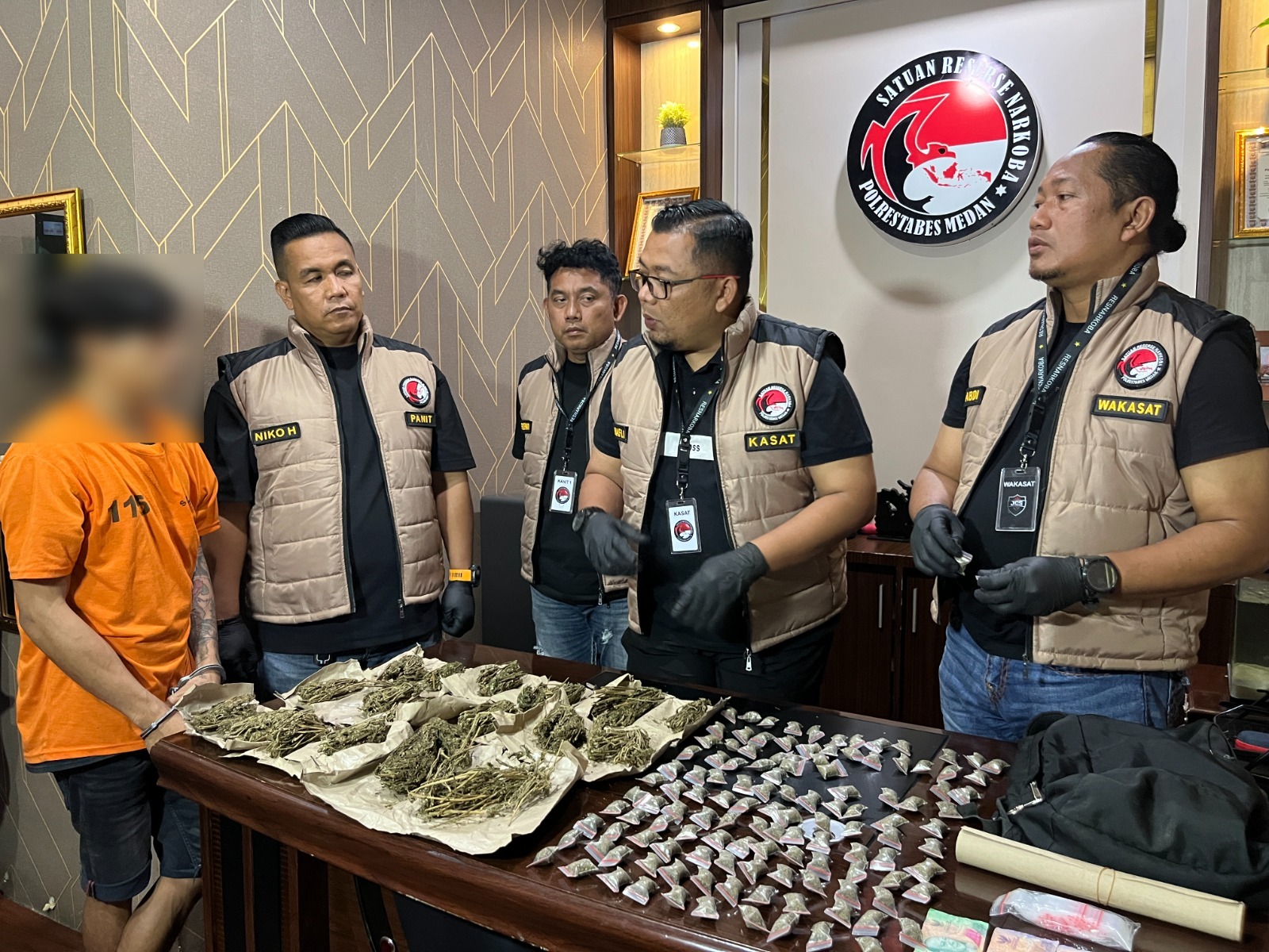‎Wouw! Residivis Pencurian Banting Setir Jadi Bandar Ganja, 141 Paket Siap Edar Disita ‎