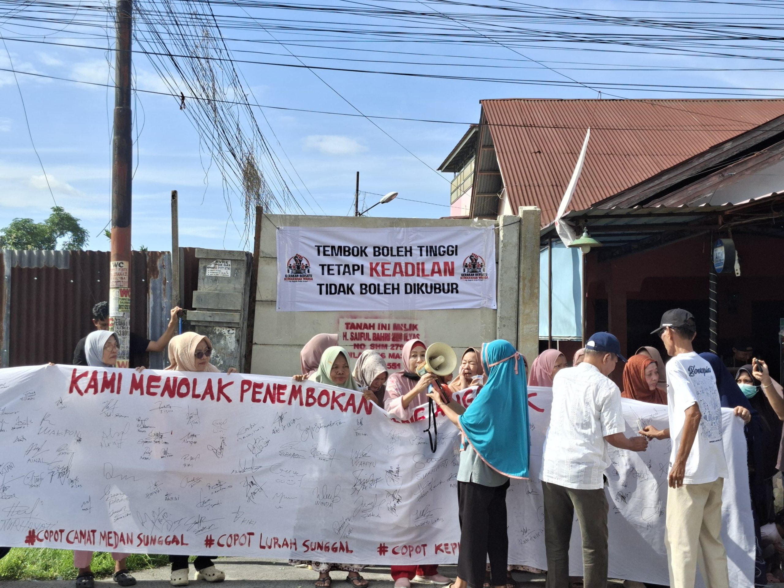 Ratusan Warga Teken Petisi Tolak Tembok Gang Anggrek, Camat hingga Kepling Disorot