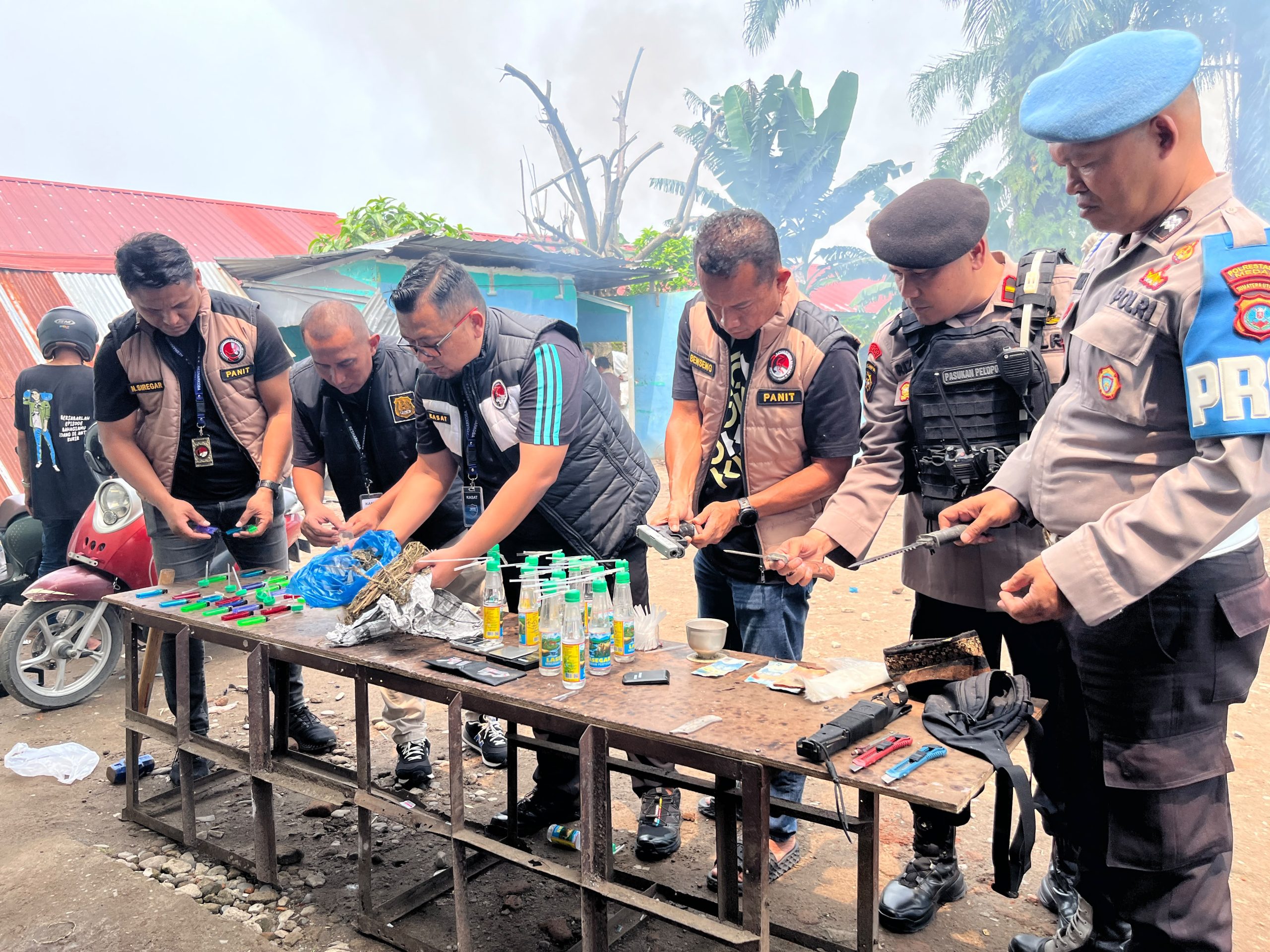 Wouw! Markas Narkoba di Deli Serdang Digempur! Bandar Ditangkap, Pistol dan Sangkur Ditemukan