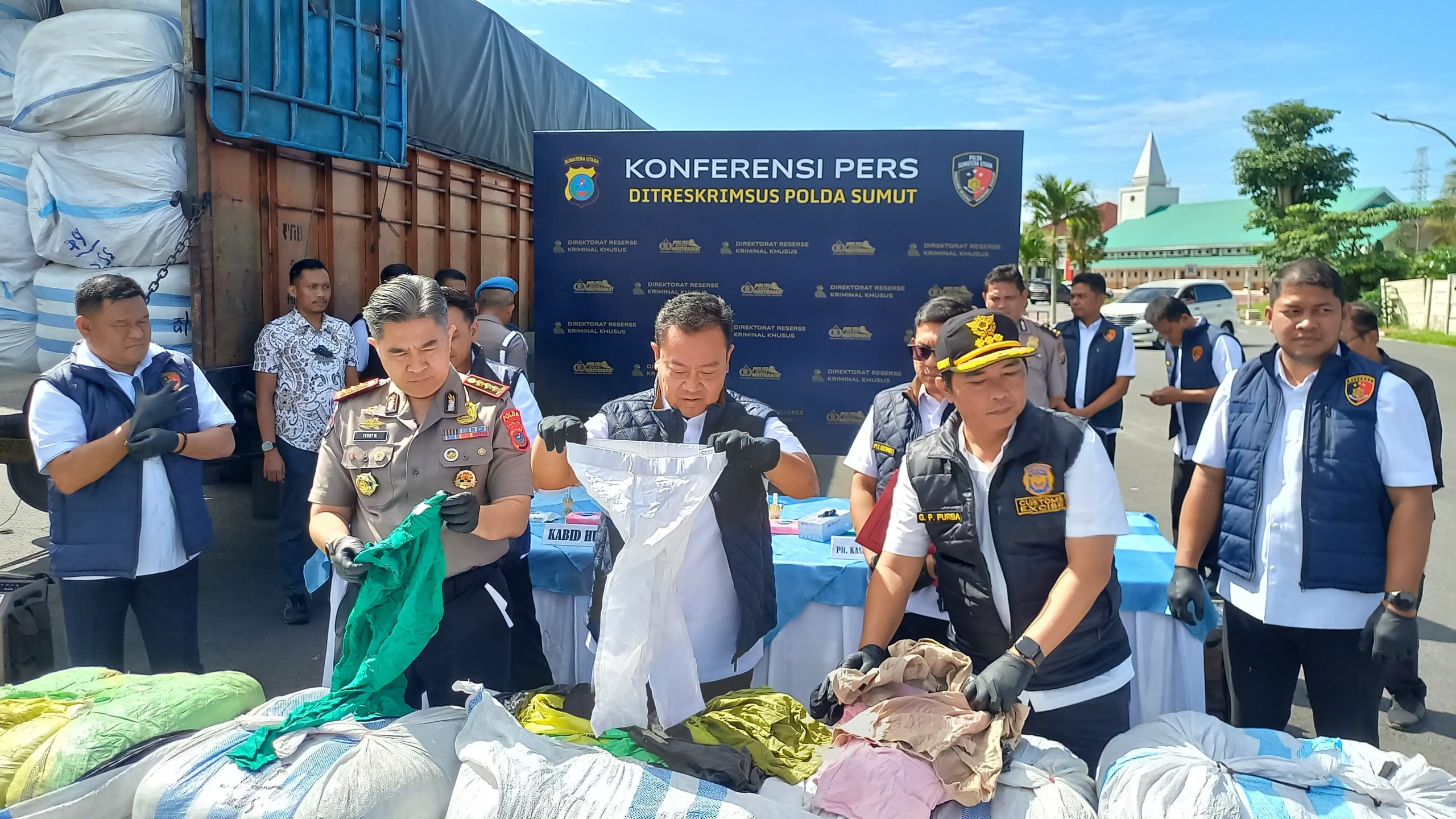 Terbongkar! 144 Ballpress Pakaian Bekas Ilegal dari Bandung Gagal Masuk Medan
